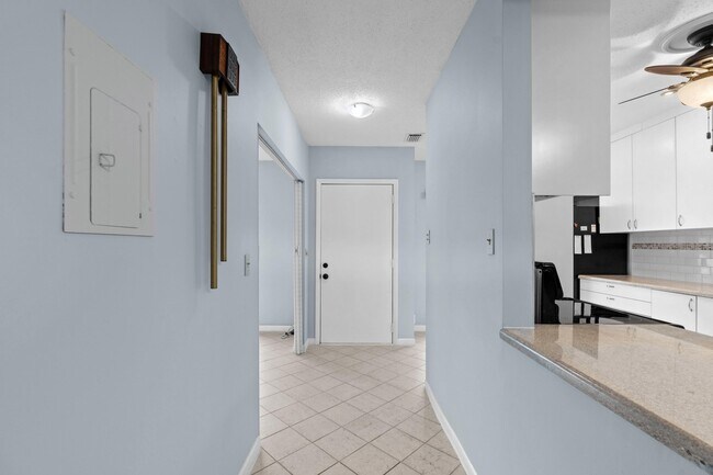 Building Photo - 8555 Bella Vista Dr