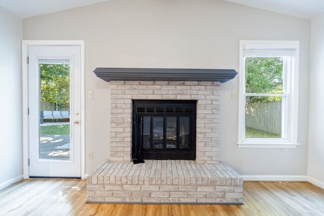 Building Photo - Beautiful 3 bedroom 2 bath house w/attached garage.