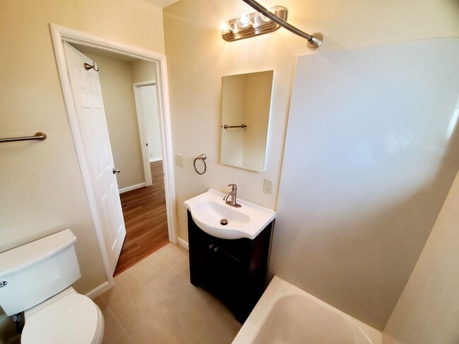 Building Photo - Lovely 3 bedroom 2 bath duplex with private garage and backyard