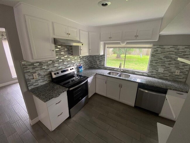 Building Photo - 2110 Hilton Head Dr