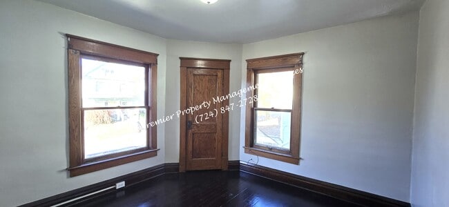 Building Photo - 922 Winslow Ave