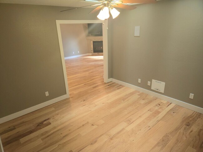 Building Photo - Beautiful Boulder Pointe Home! 3bd / 2ba + Office - No Students! - Small Pets Considered!! Avail....