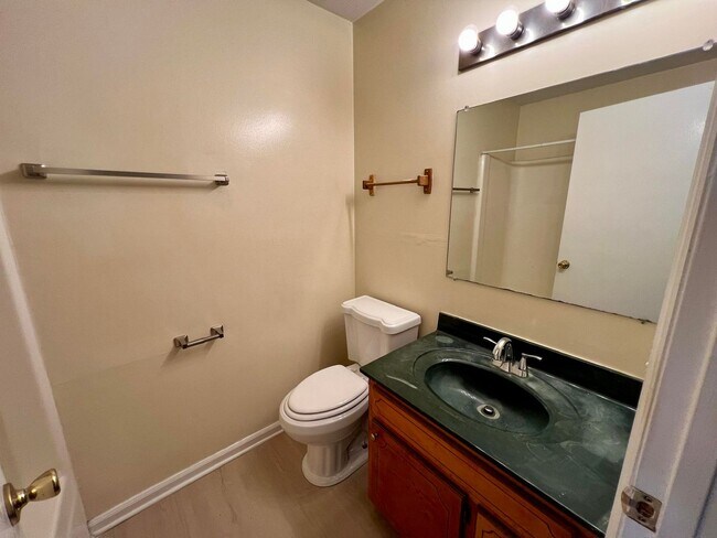 Building Photo - 1BR 1BA Ground Level Apt., Free Water! - *No pets*