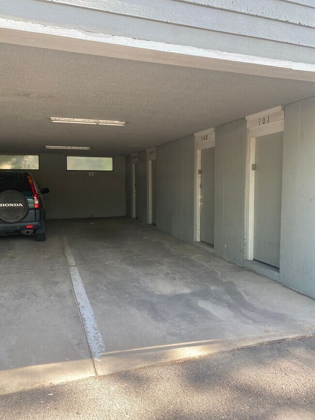 Building Photo - Large 1-bedroom condo with covered parking!  All appliances!