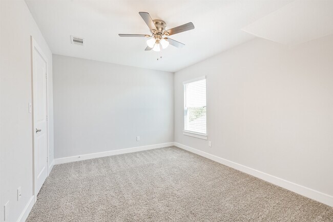 Building Photo - 13083 Clear View Dr