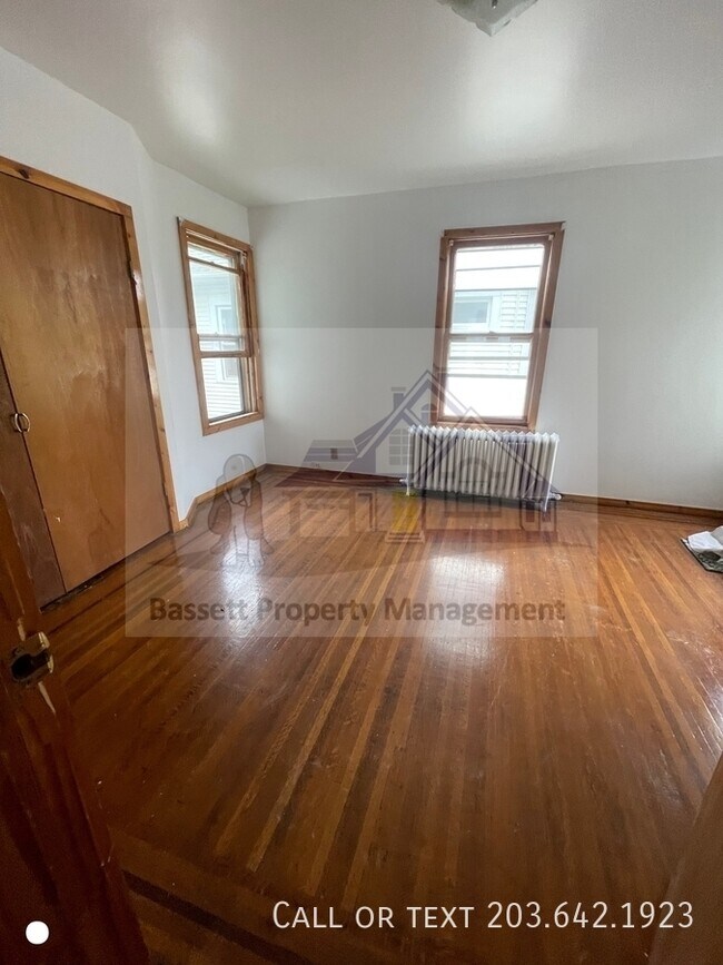 Building Photo - 617 Elm St
