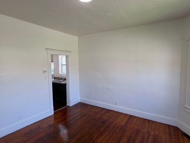 Building Photo - 2523 Jones St