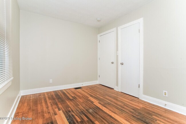 Building Photo - 2906 Wyandotte Ave