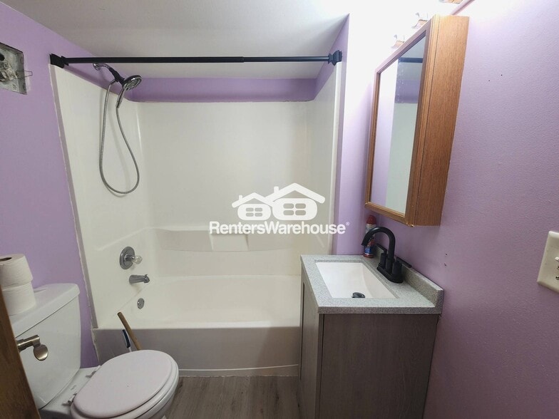 Building Photo - 200 N Vine St