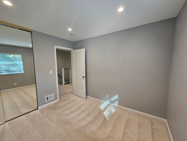 Building Photo - 1394 N Loop Dr