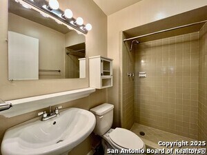 Building Photo - 3223 Leewood Dr