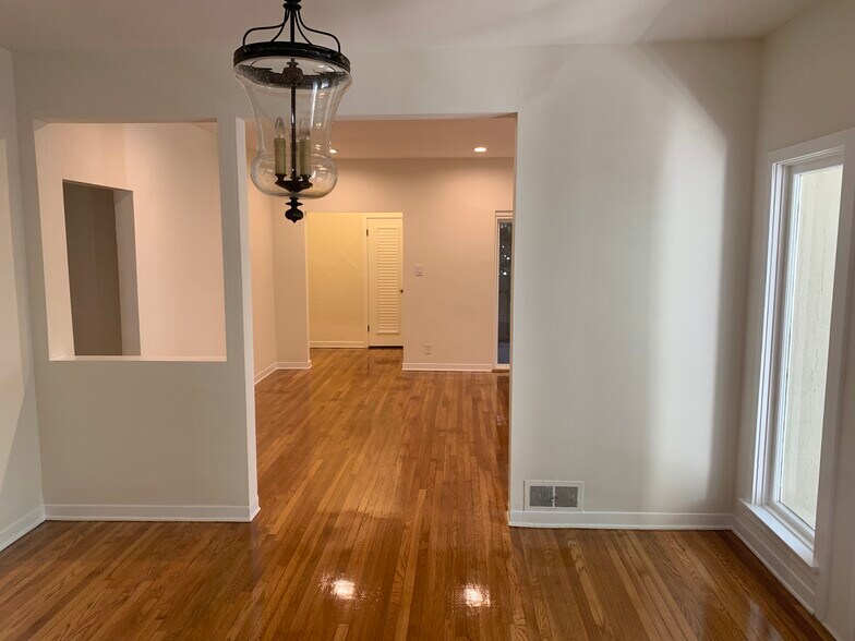 Building Photo - 331 S Reeves Dr