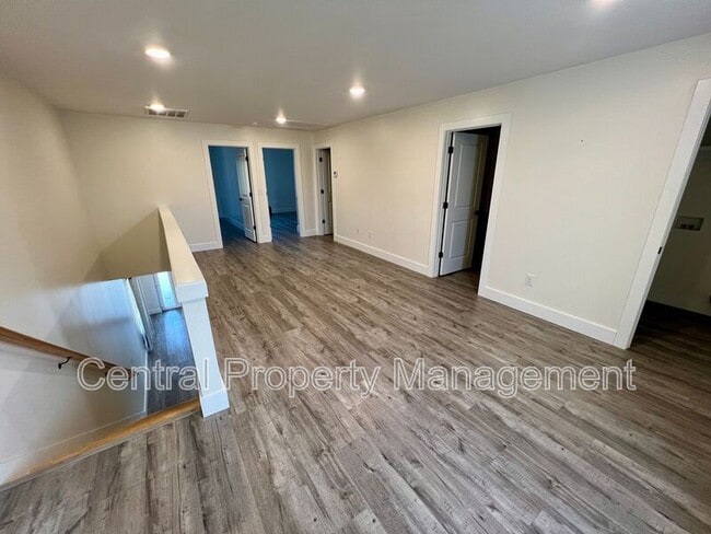 Building Photo - 30 Beverly Hills Dr