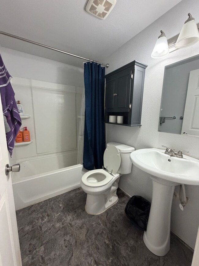 Building Photo - Bright Two Bedroom in Ewa Beach