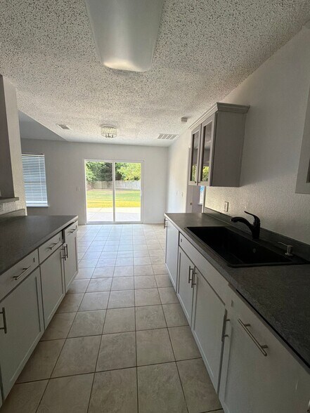Building Photo - 804 Creekside Dr