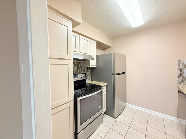 Building Photo - 845 Augusta Dr