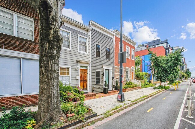 Building Photo - 2 BED PLUS DEN!!! * Fully Furnished and Fa...
