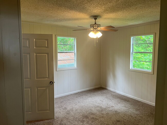 Building Photo - 2 Bed 1 Bath Home