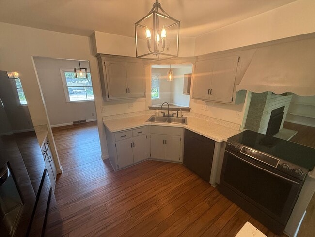 Building Photo - Updated 3BR Home in Prime Wauwatosa Locati...