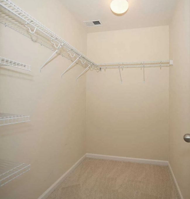 Building Photo - Beautiful End-Unit Townhome in Tanyard Spr...