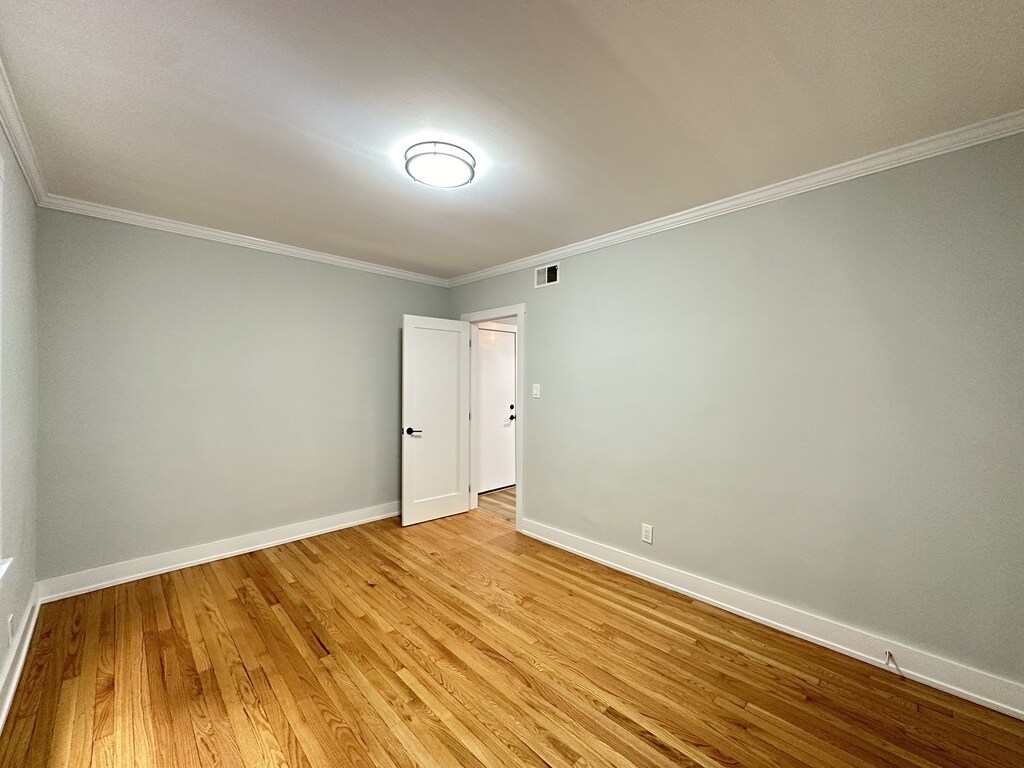 Building Photo - 3728 N Kenmore Ave