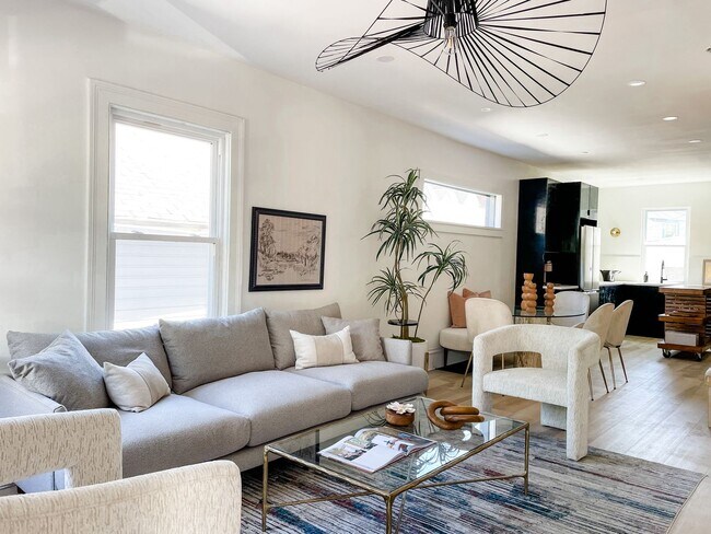 Building Photo - Gorgeous three bedroom in the heart of Par...
