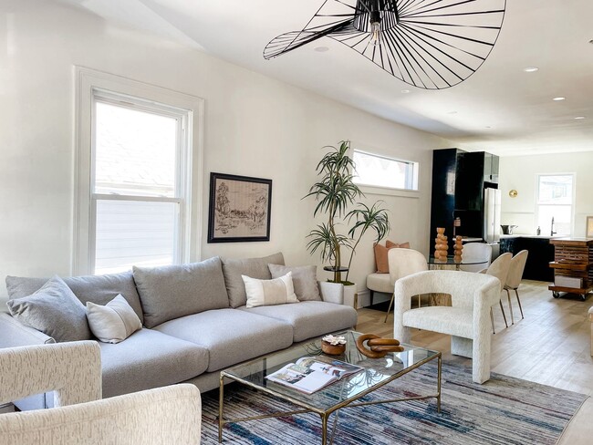 Building Photo - Gorgeous three bedroom in the heart of Park Ave