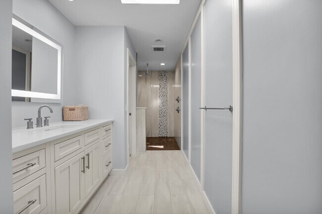 Building Photo - "Coastal Comfort Awaits: Spacious 3-Bed, 3-Bath Furnished Retreat in Moss Creek on the Marsh!"