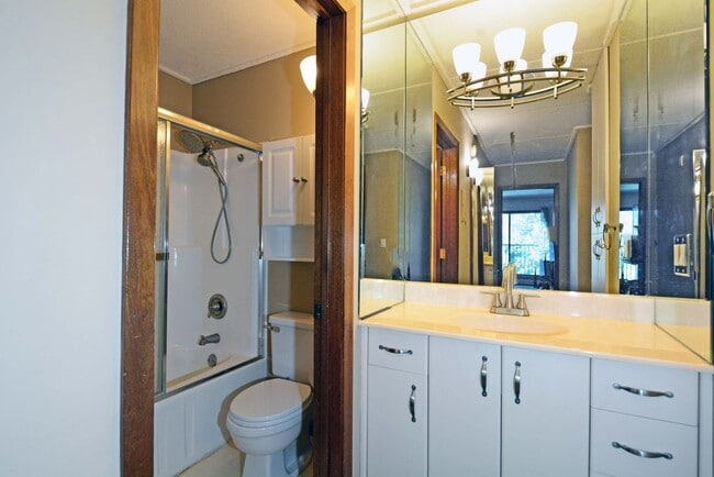 Building Photo - Available now - Top-Floor Living with Style and Convenience in Minnetonka!