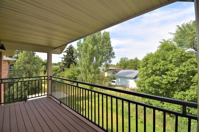 Building Photo - Top Floor 2Bed 1Bath apartment! Close to M...