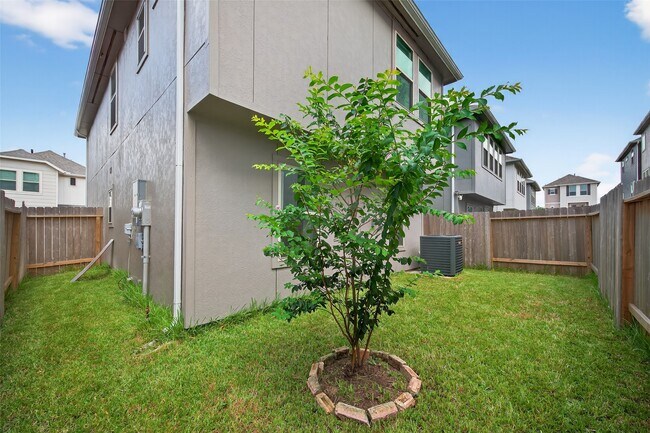 Building Photo - 11911 Briarwood Hill Way