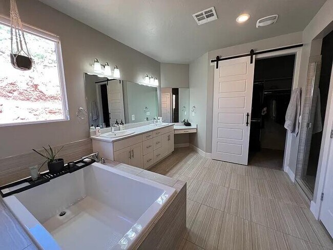 Building Photo - 438 N Stone Mountain Dr
