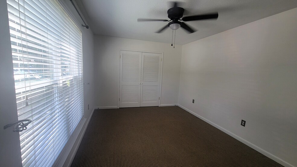 Building Photo - 867 Colony Dr