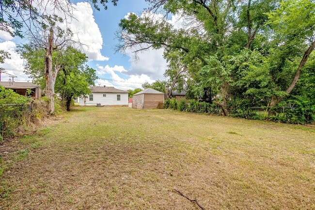 Building Photo - Amazing 2 Bed- 1 Bath Home in West Fort Wo...