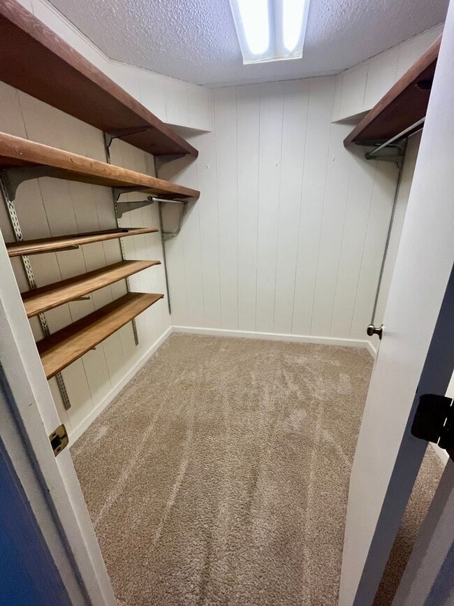 Building Photo - Well-Located One-Level Condo -- Just Minut...