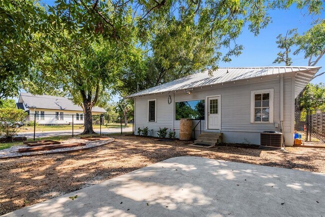 Building Photo - 108 N Ave B