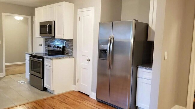 Building Photo - 3BR w/ In-Unit W/D + Assigned Parking in Nashville