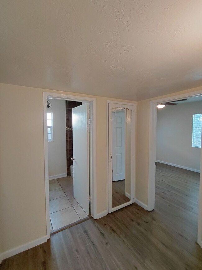 Building Photo - 721 N Preston Dr