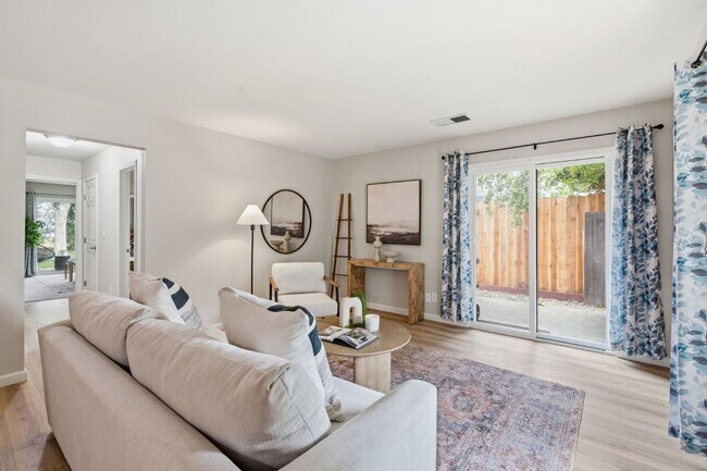 Building Photo - Beautifully updated 2-bedroom, 1.5-bathroom duplex