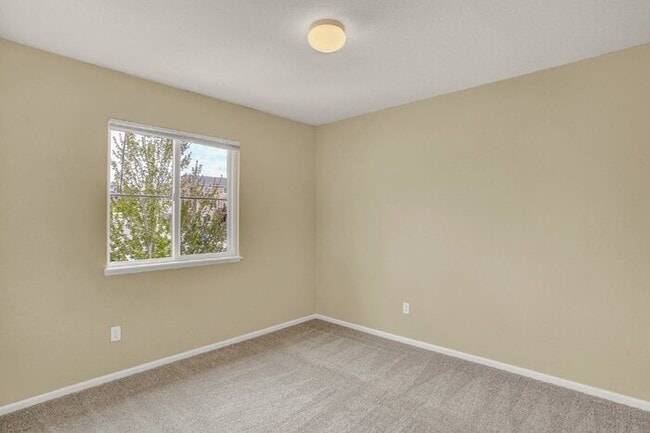 Building Photo - Low-Maintenance Northgate Home with Loft, Fireplace, and Mountain Views