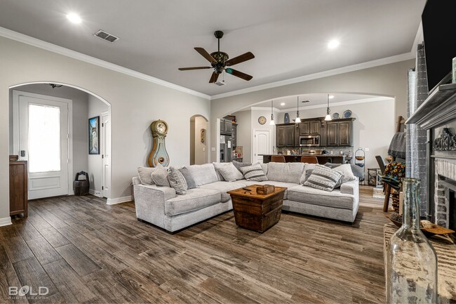 Building Photo - MOVE IN SPECIAL HALF OFF FIRST MONTHS RENT