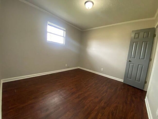 Building Photo - Cute Renovated 2 Bedroom Duplex in East Nashville!