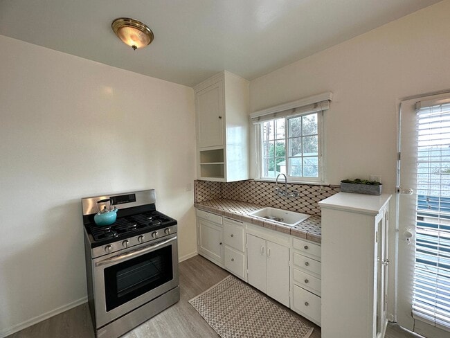 Building Photo - Vintage Style 1+1 - New Kitchen Appliances, Plank Floors, Balcony, pet friendly