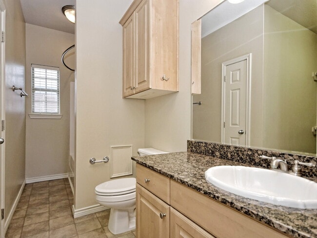 Building Photo - "Spacious 4-Bed, 4-Bath Townhouse Gem in College Station – Perfect for Comfortable Living!"