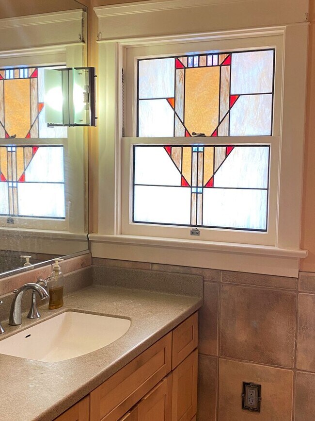 Building Photo - CHARMING! BACKYARD OASIS! REAL HARDWOOD FLOORS! FULL SIZED WASHER/DRYER! OFF OF ADAMS AVE!