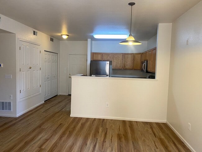 Building Photo - Clean and Updated Bedroom 2 Bath Condo Available Now