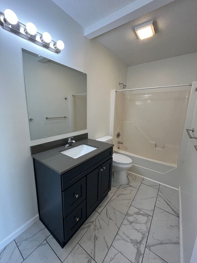 Building Photo - Discover this well-maintained 3-bedroom, 2-bath home in Carriage Hills