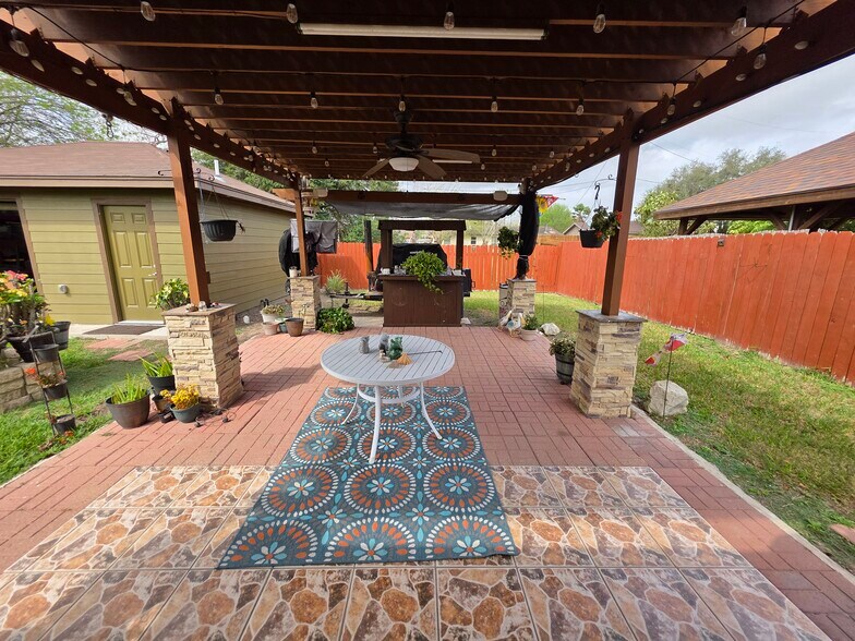 Building Photo - 209 La Silla Dr