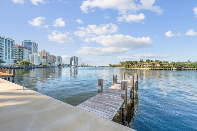 Building Photo - 425 Bayshore Dr