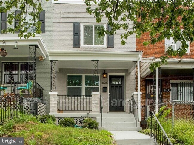 Primary Photo - 1635 Lang Pl NE